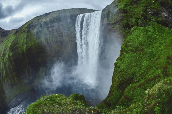 Słynny Wodospad Skogafoss w południowej Islandii. Treking w Islandii. — Zdjęcie stockowe