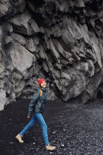 Woman walking on Kirkjufjara black sand beach, southern Iceland. — Stock Photo, Image