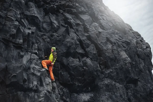 Mężczyzna arywista na klifie — Zdjęcie stockowe