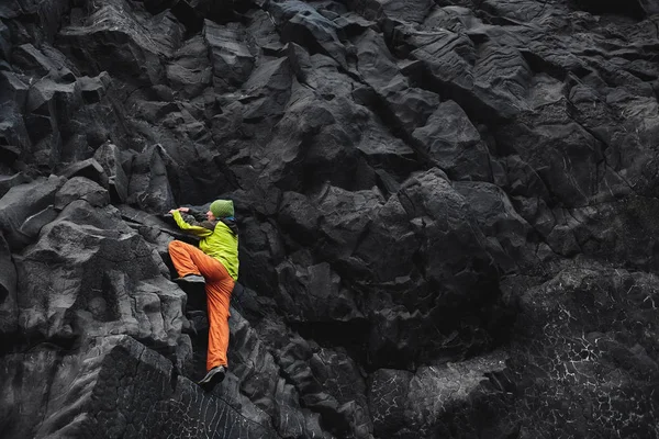 Homem escalador de rocha no penhasco — Fotografia de Stock