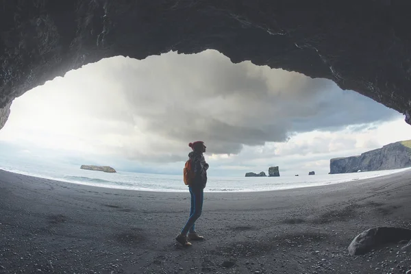 Woman walking on Kirkjufjara black sand beach, southern Iceland. — Stock Photo, Image