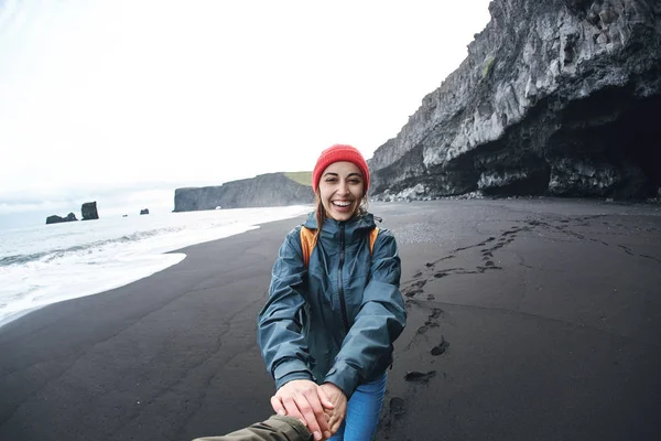 Kirkjufjara siyah kum plaj, Güney İzlanda üzerinde yürüyen kadın.