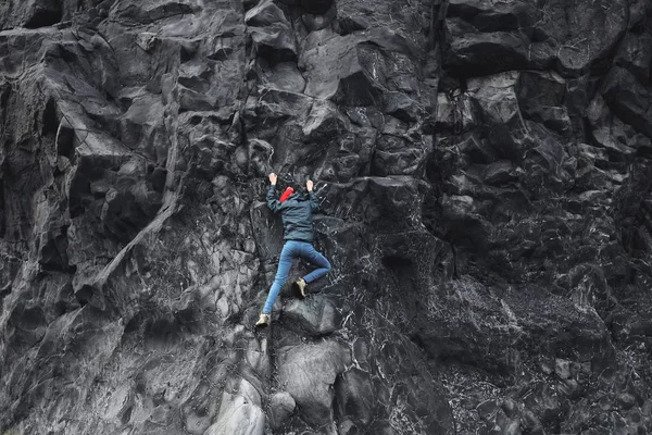 Альпинистка на скале — стоковое фото