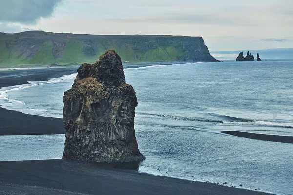 Черный песчаный пляж Киркьюфьяра, южная Исландия . — стоковое фото