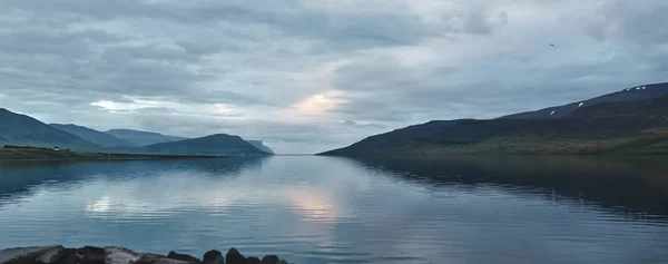 Gyönyörű táj, a fjord, Izland — Stock Fotó