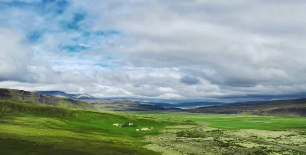 Vackert bergslandskap i islandet — Stockfoto