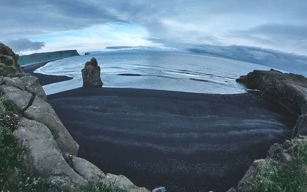Черный песчаный пляж Киркьюфьяра, южная Исландия . — стоковое фото