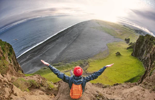 Randonneuse avec sac à dos debout au sommet d'une montagne et profitant du coucher de soleil en Islande — Photo