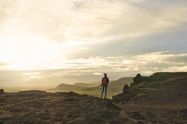 yürüyüş ve doğa İzlanda'daki poz kadın
