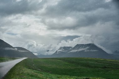 Isafjordur şehir ve fiyort manzaralı bir dağ yolu