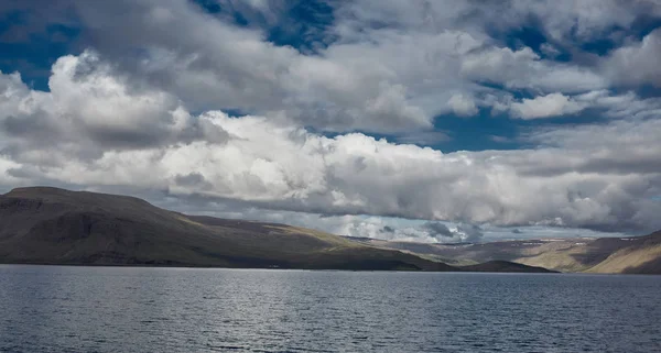 Vacker soluppgång över fjorden på Island — Stockfoto