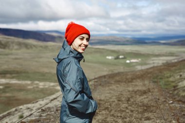 Neşeli kadın doğa üzerinde poz