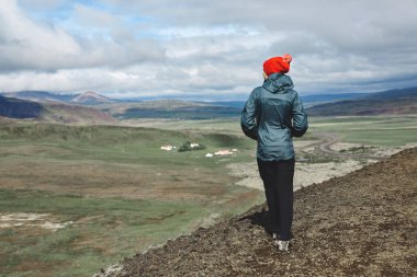 Neşeli kadın doğa üzerinde poz