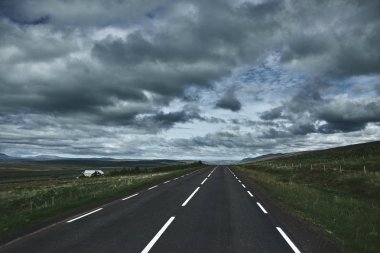 parlak güneşli dağ manzarası içinde yol asfalt arsa