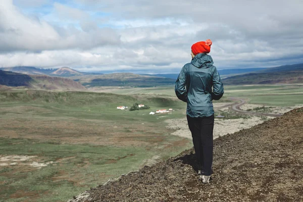 Neşeli kadın doğa üzerinde poz