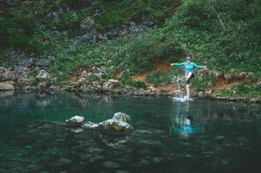 dağ Gölü kıyısında bir kadın turist