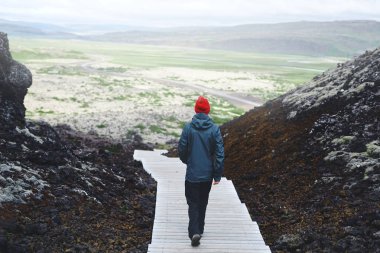 Neşeli kadın doğa üzerinde poz