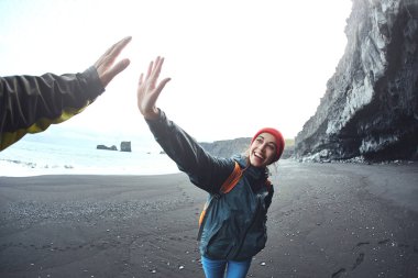Kirkjufjara siyah kum plaj, Güney İzlanda üzerinde yürüyen kadın.