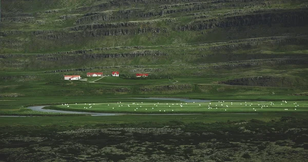 Bela paisagem islandesa com campos verdes montanhas, céu e nuvens . — Fotografia de Stock