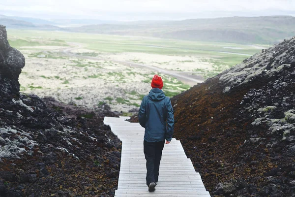 Neşeli kadın doğa üzerinde poz