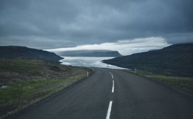 parlak güneşli dağ manzarası içinde yol asfalt arsa