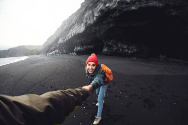 Kirkjufjara siyah kum plaj, Güney İzlanda üzerinde yürüyen kadın.
