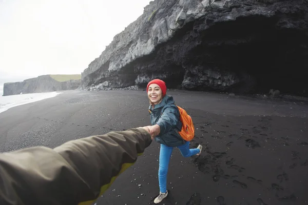 Femme marchant sur Kirkjufjara plage de sable noir, sud de l'Islande . — Photo