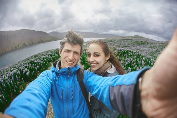 Веселая пара, позирующая на природе в Исландии — стоковое фото