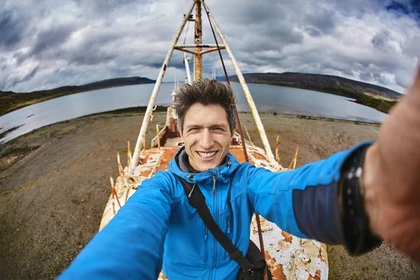 Man on Gardar BA 64 ship wreck in Iceland — Stock Photo, Image