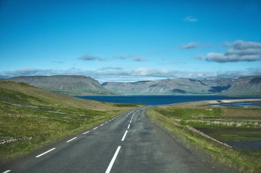 parlak güneşli dağ manzarası içinde yol asfalt arsa