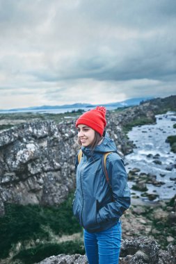 genç kadın hiker Thingvellir Vadisi'ndeki güzel dağlarda hiking