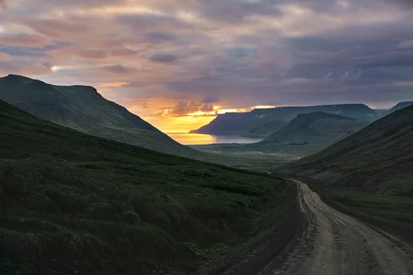 Красивый закат над фьордом в Исландии — стоковое фото