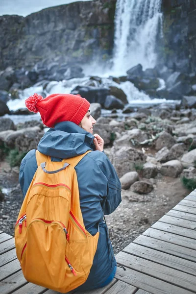 Escursionista giovane donna escursioni in splendide montagne nella valle di Thingvellir — Foto Stock