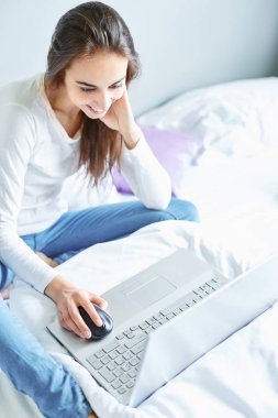 dizüstü bilgisayar ile bir genç gülümseyen kadın