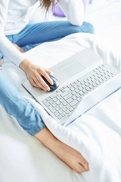 Una mujer joven con portátil — Foto de Stock