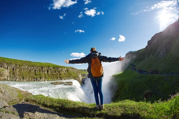 Веселая женщина ходит и позирует на природе в Исландии — стоковое фото