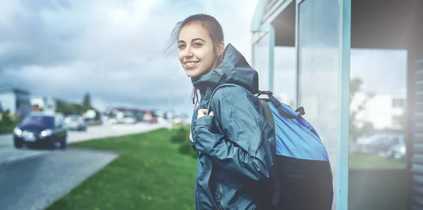 Femme voyageur arrête la voiture sur la route — Photo