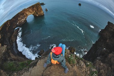 bir dağın tepesinde duran ve günbatımı İzlanda'zevk sırt çantası ile kadın uzun yürüyüşe çıkan kimse