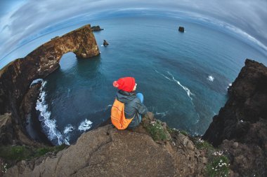 bir dağın tepesinde duran ve günbatımı İzlanda'zevk sırt çantası ile kadın uzun yürüyüşe çıkan kimse