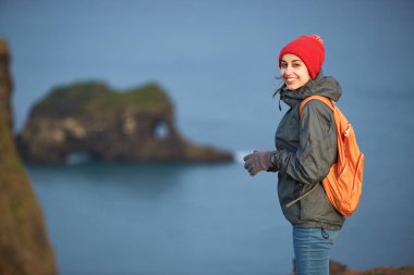 bir dağın tepesinde duran ve günbatımı İzlanda'zevk sırt çantası ile kadın uzun yürüyüşe çıkan kimse