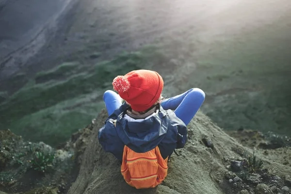 Mulher caminhante com mochila em pé no topo de uma montanha e desfrutar do pôr do sol na Islândia — Fotografia de Stock