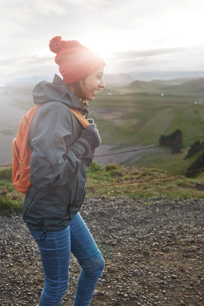 Mulher andando e posando na natureza na Islândia — Fotografia de Stock