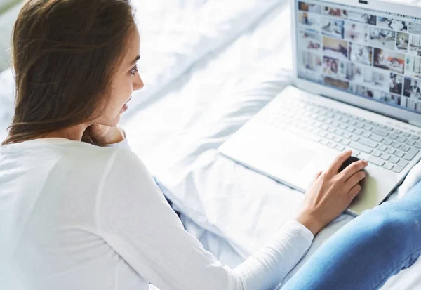 Eine junge lächelnde Frau mit Laptop — Stockfoto