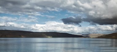 dağlar ve fiyortları içinde belgili tanımlık geçmiş ile sade İzlanda manzara