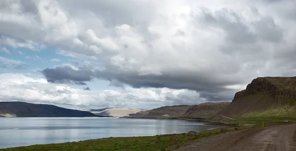 Le paysage islandais austère avec les montagnes et les fjords en arrière-plan — Photo