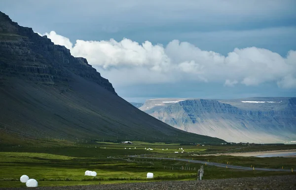 Beau paysage islandais avec des champs verts montagnes, ciel et nuages . — Photo