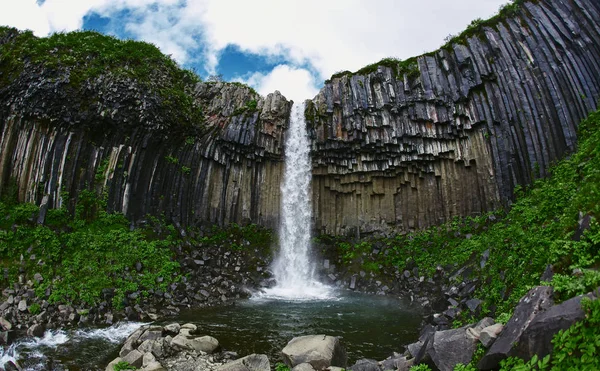 Cascade de Svartifoss entourée de colonnes de basalte dans le sud de l'Islande — Photo