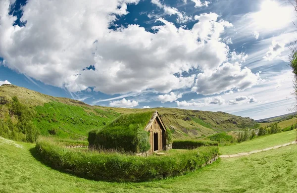 Традиционные исландские дома с травяной крышей, Исландия. Старая архитектура с травянистой крышей . — стоковое фото
