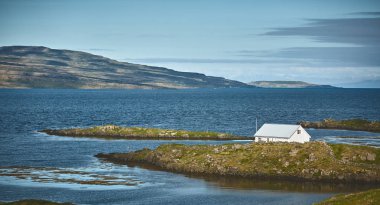 Evin karanlık bulutlu gökyüzü arka plan alanında