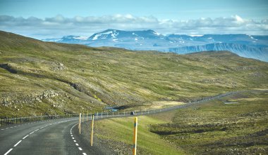 İzlanda'daki fjord ile güzel dağ manzarası